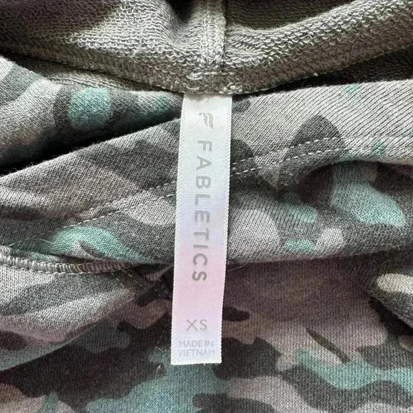 Womens Fabletics Hadley Hi Lo Short Sleeve Tee Hoodie Camo Print Size XS Pockets - Picture 6 of 6